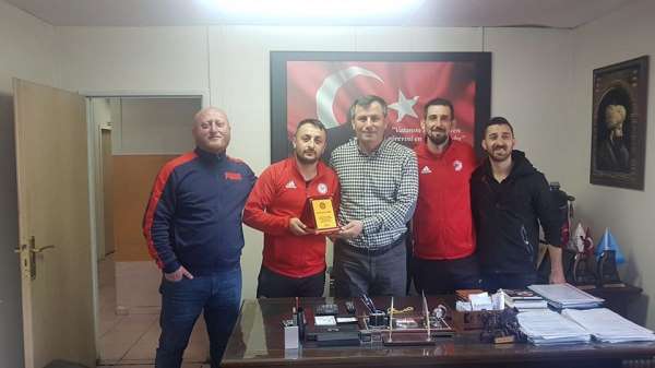 Zonguldak Kömürspor taraftarlarından spor adamına plaket 