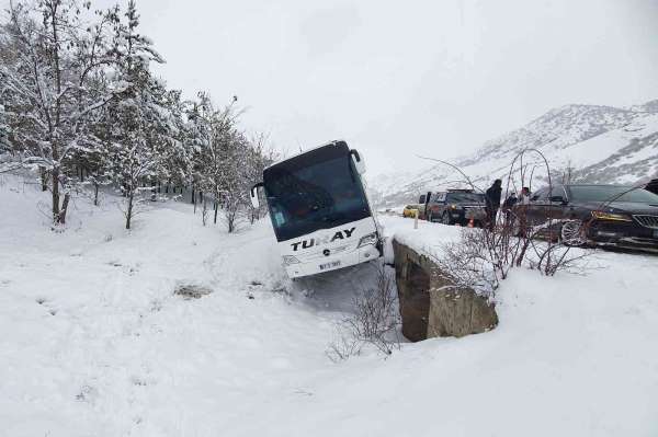 Gümüşhane'de yolcu otobüsü kaza sonrası menfezde asılı kaldı