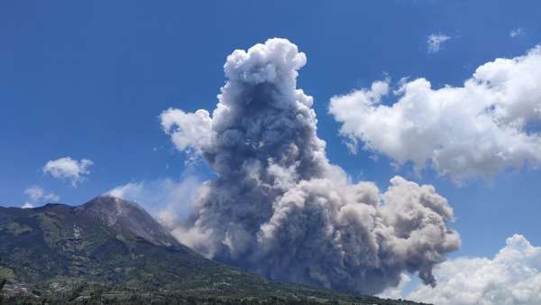 Endonezya'daki Merapi Yanardağında patlama