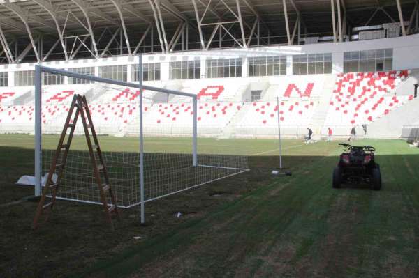 Karaman'ın yeni şehir stadyumunun kale direkleri takıldı, saha çizgileri de çizildi
