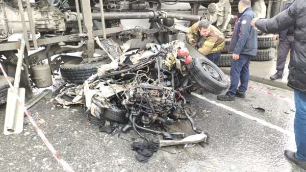 Sultangazi'de kaza yapan beton mikseri otomobilin üzerine devrildi: 2 yaralı