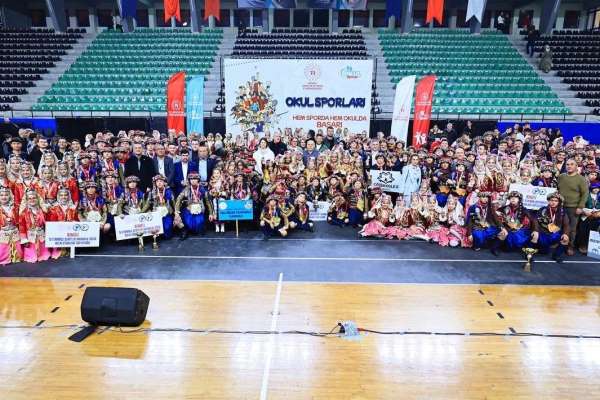 Denizli'de Halk Oyunları Şampiyonası şölene dönüştü