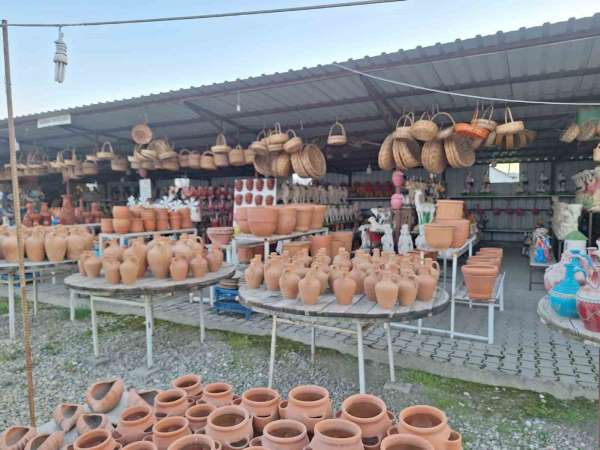 Yol kenarındaki yöresel ürün satış stantları büyük ilgi görüyor