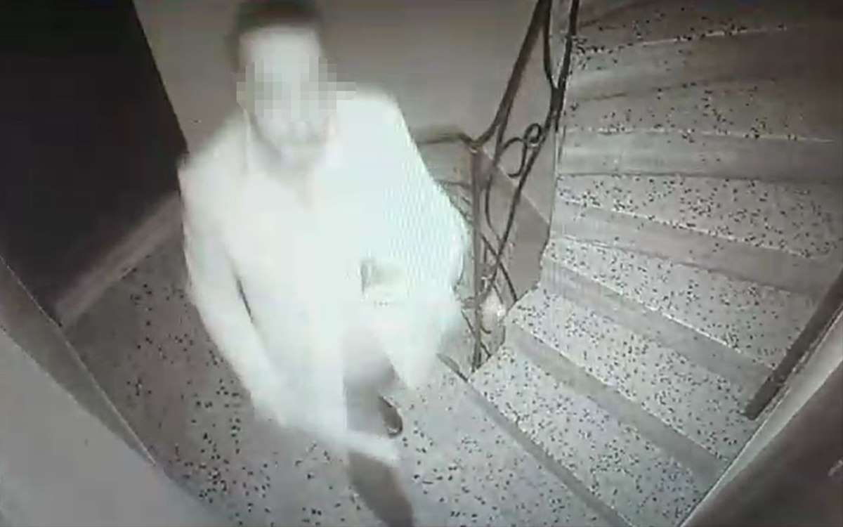 Zeytinburnu'nda komşu terörü: Güvenlik kamerasını kırıp, kapısına zarar verdi