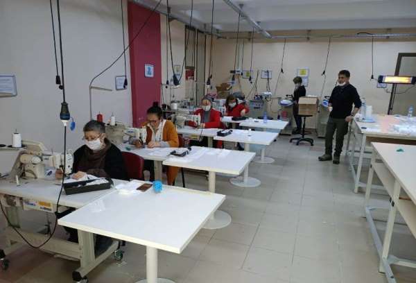 Uşak Üniversitesi 7 bin 500 adet maske, 350 adet siper üretti