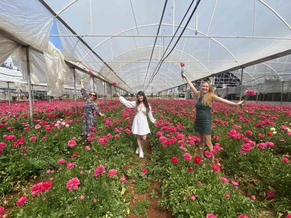 Çiçek bahçesini halka açtı Rus ve Ukraynalı vatandaşların akınına uğradı - Antalya haber