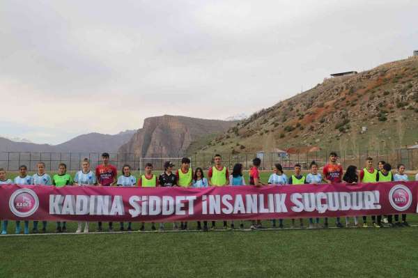 Kadın futbolculardan 'şiddete hayır' - Hakkari haber