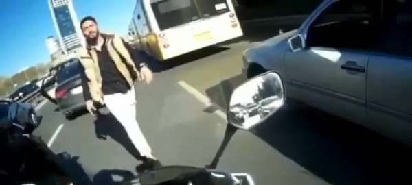 Mecidiyeköy'de kadın motor sürücüsüne 'tükürüklü taciz' kamerada - İstanbul haber
