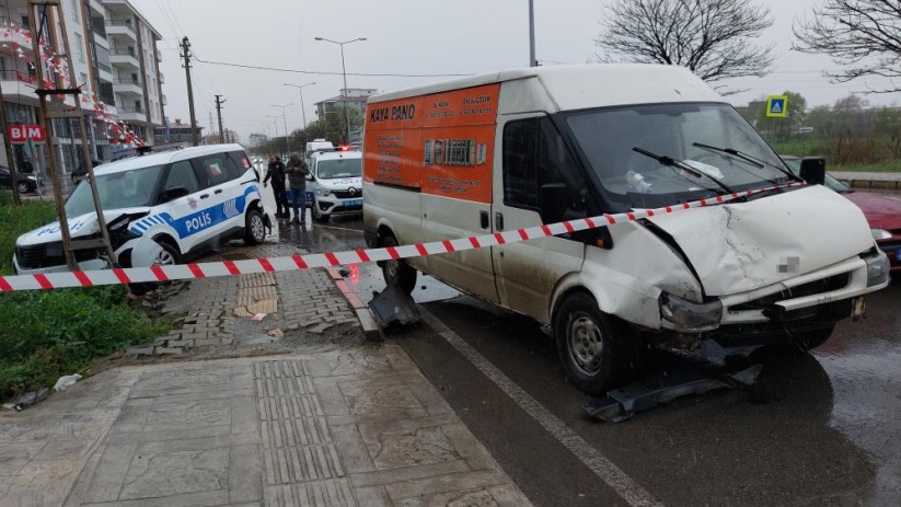 Samsun'da polis aracına minibüs çarptı: 1'i polis 2 yaralı