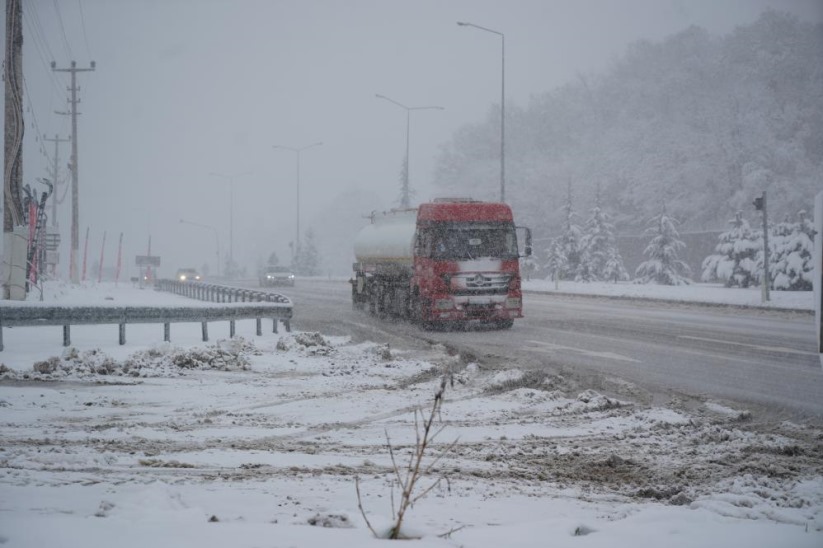 Samsun'da Nisan karı ulaşımı felç etti: 2 kilometrelik tır kuyruğu oluştu