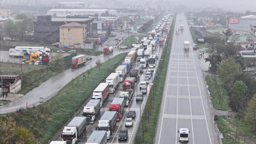Samsun'da Nisan karı ulaşımı felç etti: 2 kilometrelik tır kuyruğu oluştu