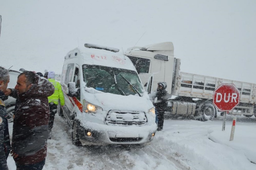 Samsun'da yoğun kar zincirleme kazalara yol açtı: 21 araç birbirine girdi, 4 kişi yaralandı