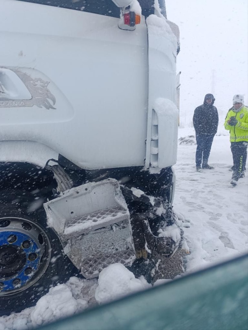 Samsun'da kar yağışı kazalara neden oldu