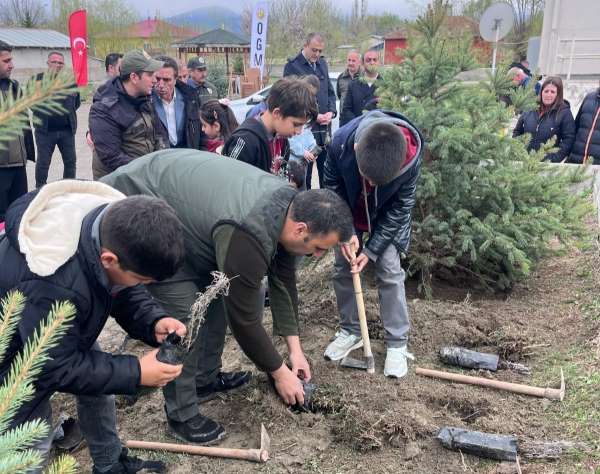Erzincan'da şehit ailesiyle yeşil vatan için ağaç diktiler