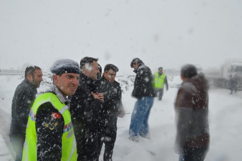 Samsun'da yoğun kar zincirleme kazalara yol açtı: 21 araç birbirine girdi, 4 kişi yaralandı