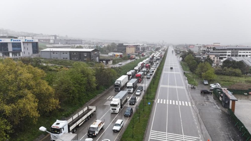 Samsun'da Nisan karı ulaşımı felç etti: 2 kilometrelik tır kuyruğu oluştu