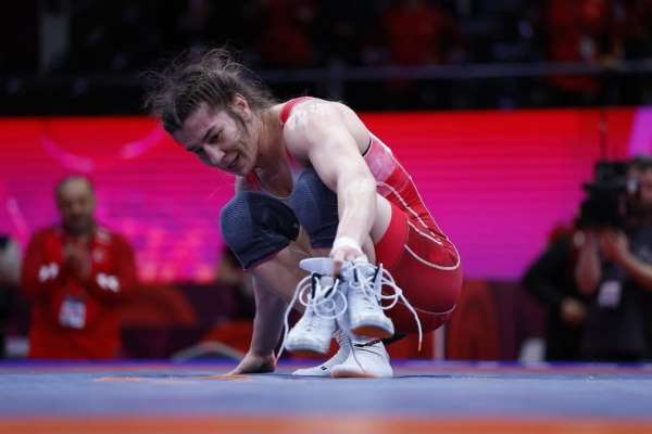 Şampiyon güreşçi Yasemin Adar Yiğit aktif spor hayatını noktaladı