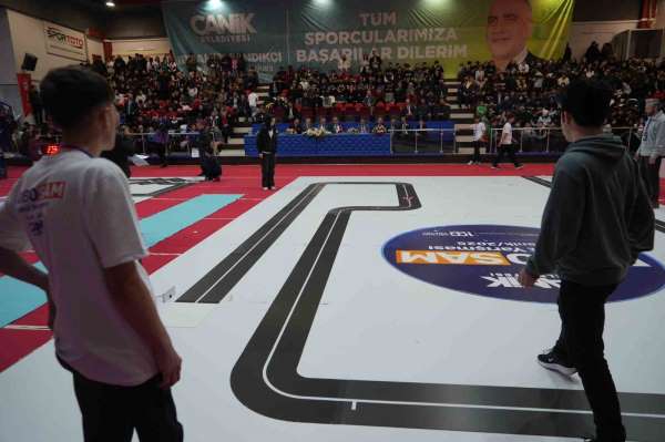 Samsun'da öğrenciler tasarladıkları robotlarla yarıştı