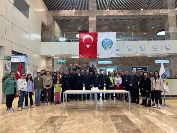 Sinop Havalimanı'nda görev yapan polislere sürpriz kutlama