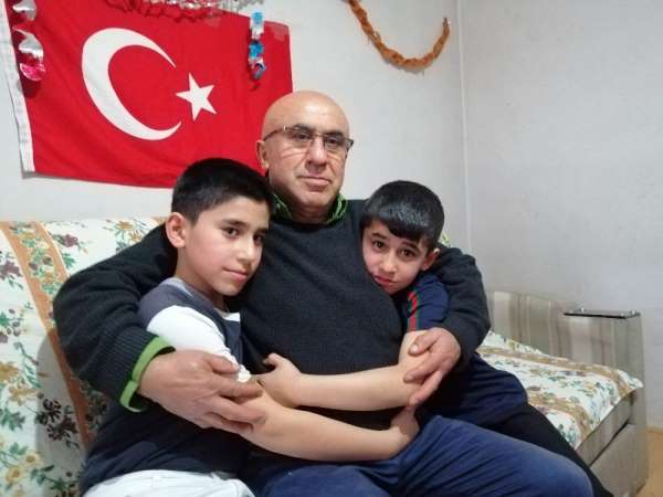 8 yıldır çocuklarına hem anne hem baba oldu
