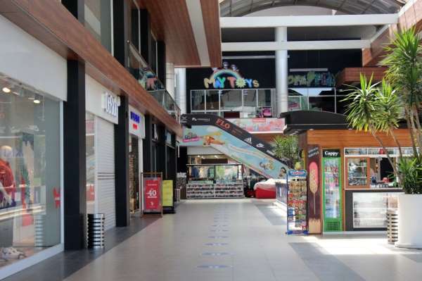 Muğla'da AVM'ler boş kaldı