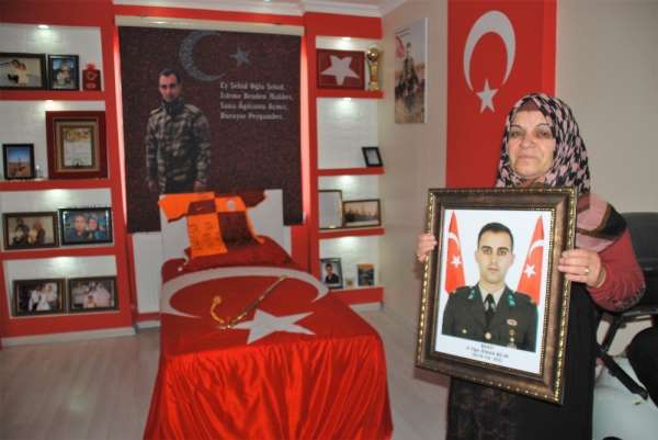 Şehit teğmenin anısı Türk bayrakları ile süslenen odasında yaşatılıyor