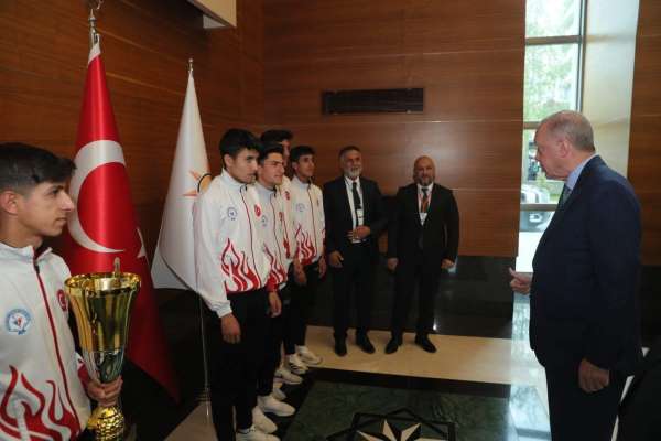 Cumhurbaşkanı Erdoğan, Bitlisli şampiyon sporcularla buluştu - Bitlis haber
