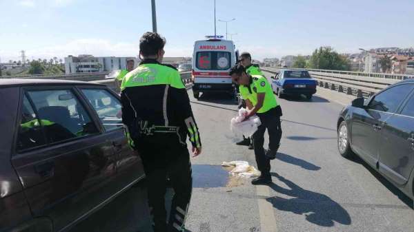 Kaza yapan araçtan yola dökülen yağı trafik polisi toz dökerek kapatmaya çalıştı - Antalya haber
