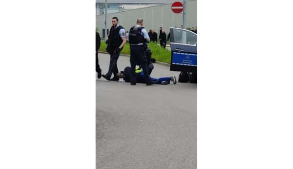Almanya'da Mercedes fabrikasında silahlı saldırı: 2 ölü