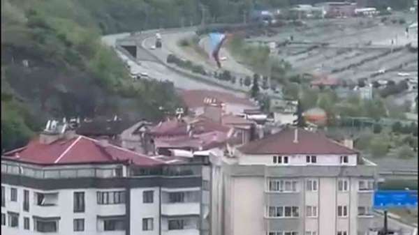 Trabzon'da fırtına dev Trabzonspor bayrağını uçurdu