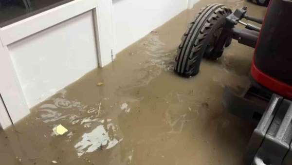 Zile'de ev ve iş yerleri sular altında kaldı: Vatandaşlar kendi çabalarıyla suyu tahliye etmeye çalıştı