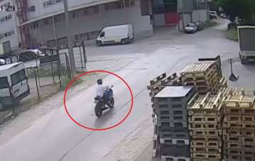 Bursa'da iki motosikletinin karıştığı kaza kamerada: 2 yaralı