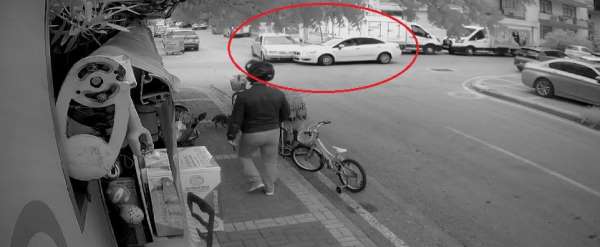 'Dur' tabelasını kapatan kamyonet kazaya neden oldu