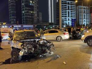 Mersin'de feci kaza: Otomobil ikiye bölündü, 3 kişi yaralandı
