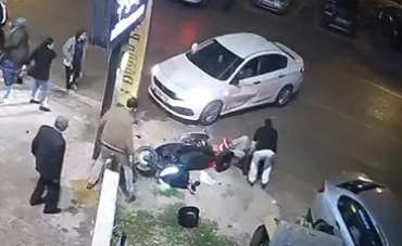 Otomobille motosikletin çarpıştığı kaza kamerada