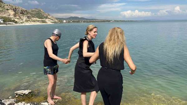 Oyuncu Wilma Elles ve Tuşba Özay Van Gölü'ne girdi