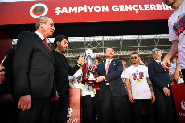 Süper Lig'e yükselen Gençlerbirliği, kupasını aldı