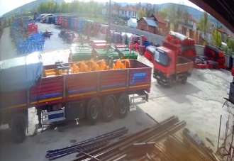 Tokat'ta harekete geçen kamyonet park halindeki tıra çarparak durdu