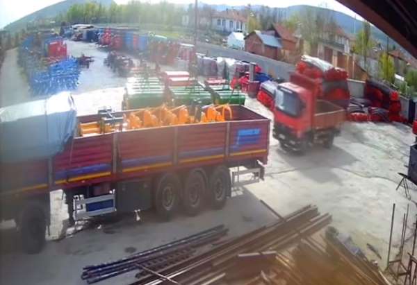 Tokat'ta harekete geçen kamyonet park halindeki tıra çarparak durdu