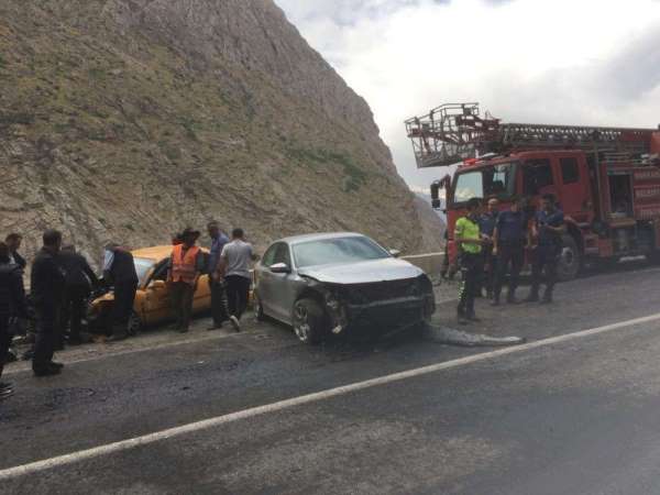 Hakkari'de maddi hasarlı trafik kazası 