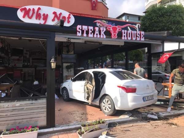 Şarkıcı Lara'ya Alanya'da otomobil çarptı