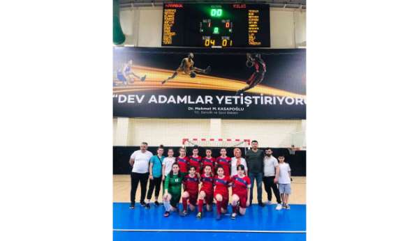 Yenişehir Atatürk Ortaokulu Yıldız Kızlar Futsal Turnuvası'nda finalde