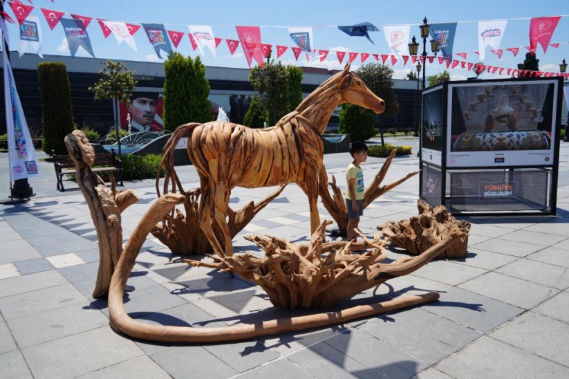 Samsun'da ağaç kökünden yapılan gerçek boyuttaki at, dikkat çekiyor