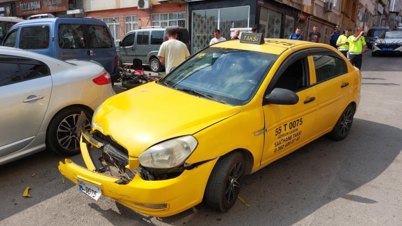 Taksinin motosikletli kuryeye çarptığı kaza kamerada: 1 yaralı