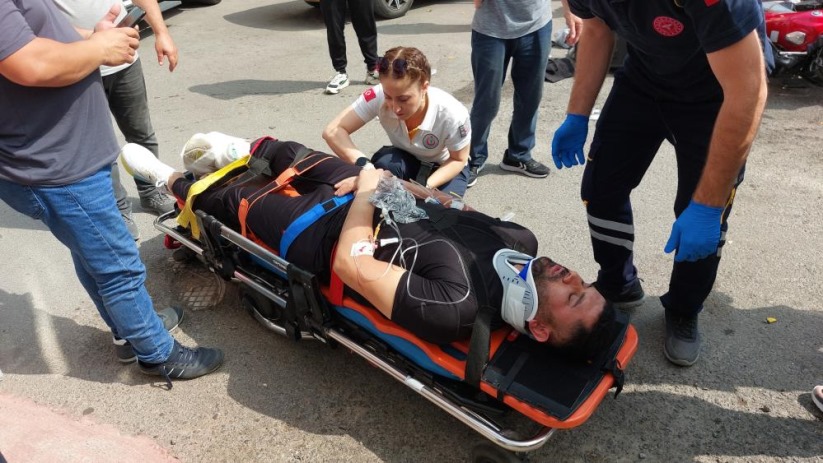 Taksinin motosikletli kuryeye çarptığı kaza kamerada: 1 yaralı