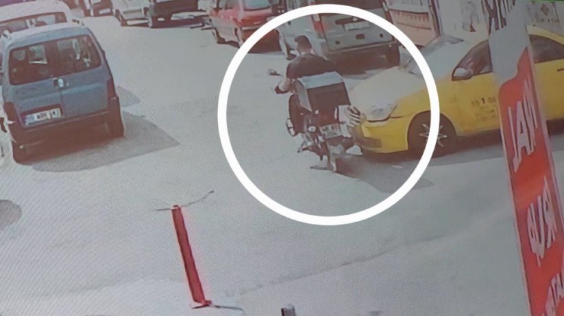 Samsun'da taksinin motosikletli kuryeye çarptığı kaza kamerada: 1 yaralı