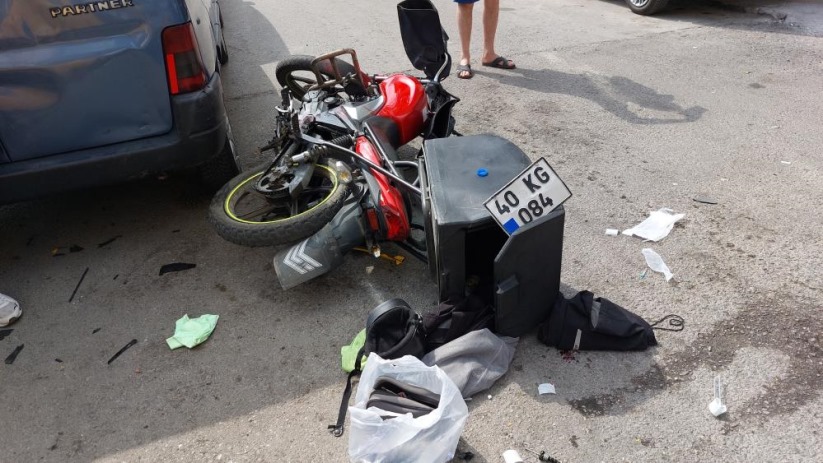 Taksinin motosikletli kuryeye çarptığı kaza kamerada: 1 yaralı