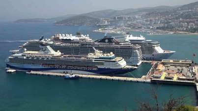 Kuşadası'na üç gemiyle toplam 9 bin 600 turist geldi