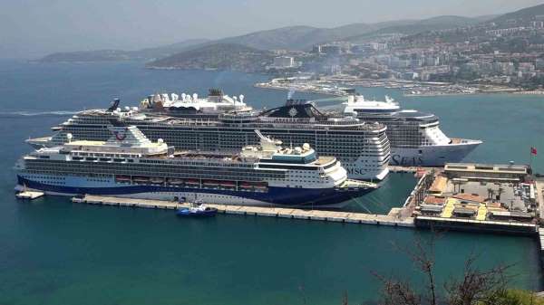 Kuşadası'na üç gemiyle toplam 9 bin 600 turist geldi