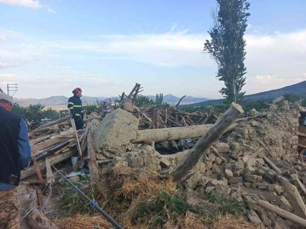 Burdur'da kerpiç ev çöktü: 2 kişi yaralandı, enkaz altındaki büyükbaş hayvan kurtarıldı